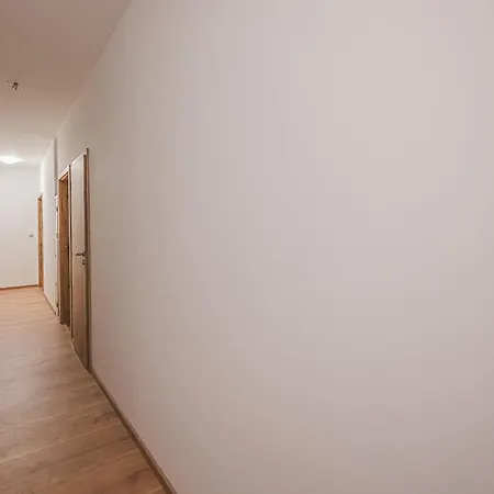 Flat Near Castle Stylish & Prime Location 7 Apartment