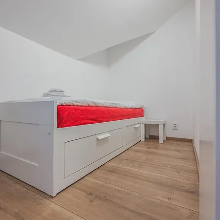 Flat Near Castle Stylish & Prime Location 7 Apartment