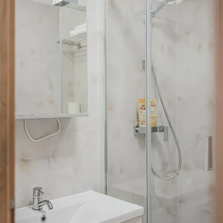 Flat Near Castle Stylish & Prime Location 7 Apartment *