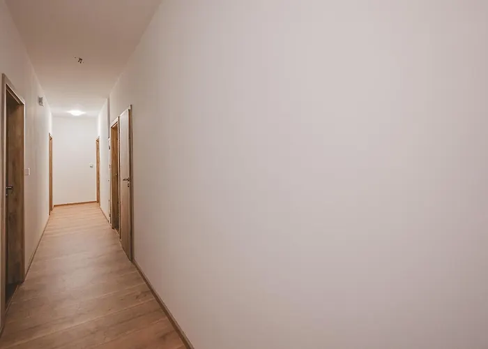 Flat Near Castle Stylish & Prime Location 7 Apartment