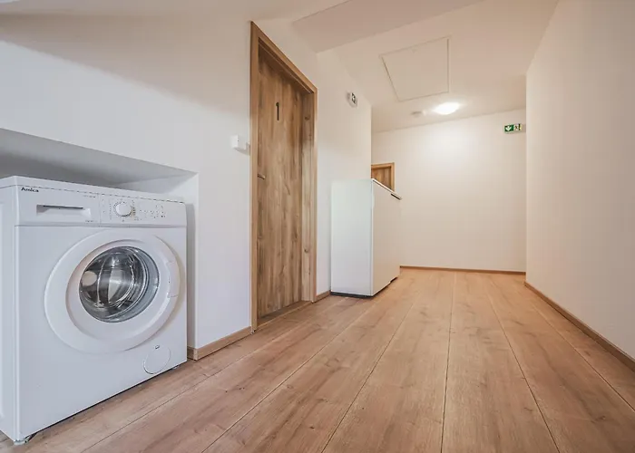 Flat Near Castle Stylish & Prime Location 7